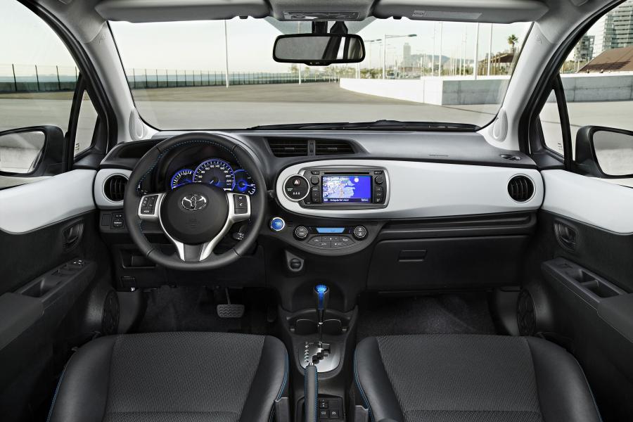  Toyota Yaris Hybrid 2012 года  (фото 4 из 35)